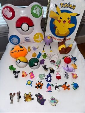 Huge Pokémon random figures trivia Pikachu book pins lot